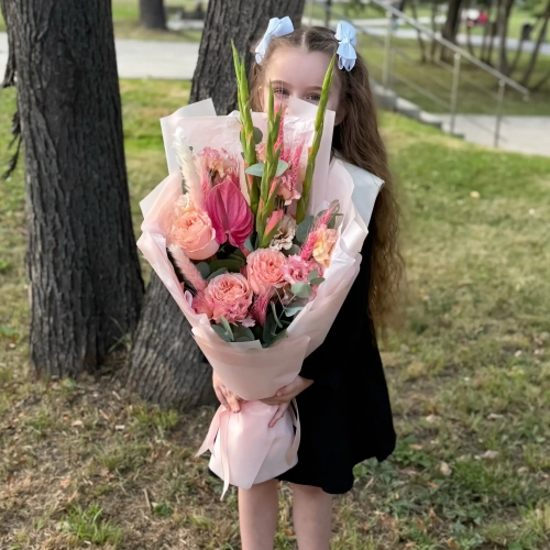 Букет на 1 сентября с гладиолусами, розами и антуриумом в Пушкино