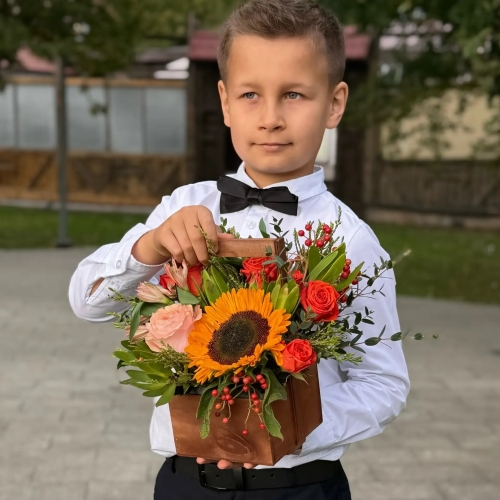 Деревянный ящик с подсолнухом, розами и калиной в Пушкино