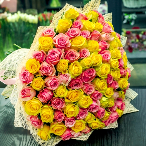 Букет из 101 розовой и лимонной розы (50 см) в Пушкино