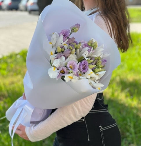 Букет "Вива ла дива" из эустом и ирисов в Пушкино