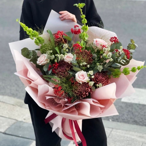 Букет "Вернисаж" из калины, хризантем Бигоуди, молюцеллы, паникума, роз и астранции в Пушкино