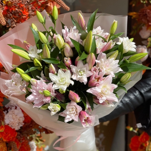 Букет из 11 ароматных пионовидных лилий в Пушкино