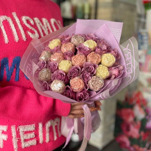 Букет из роз и шоколадных пионов в Пушкино