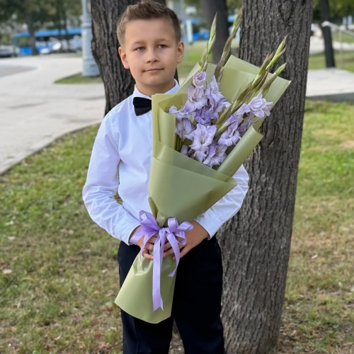 Букет на 1 сентябяр из 5 сиреневых гладиолусов в Пушкино