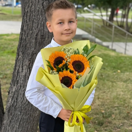 Букет на 1 сентября из 3 подсолнухов и лимониума в Пушкино