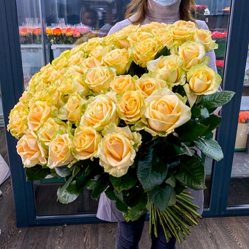 75 роз Аваланж (70 см) в Пушкино