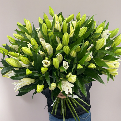 Объемный букет из 27 ароматных белых лилий в Пушкино