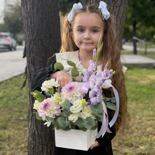 Композиция с георгинами на 1 сентября в белом ящике в Пушкино