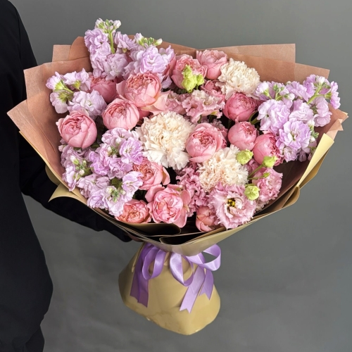 Букет "Амели" из ароматных маттиол, пионовидных кустовых роз Джульетта  эустом и диантусов в Пушкино