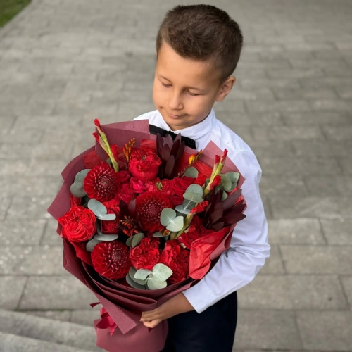 Букет с георгинами, розами и леукадендроном в Пушкино