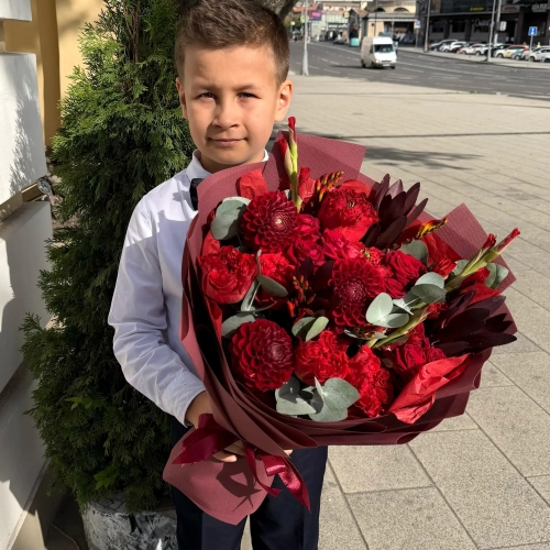 Букет с георгинами, розами и леукадендроном в Пушкино