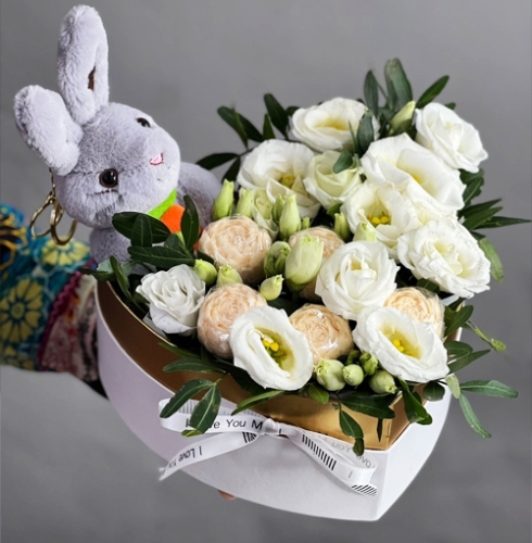 Композиция в коробке сердца из шоколадных пионов и эустом в Пушкино